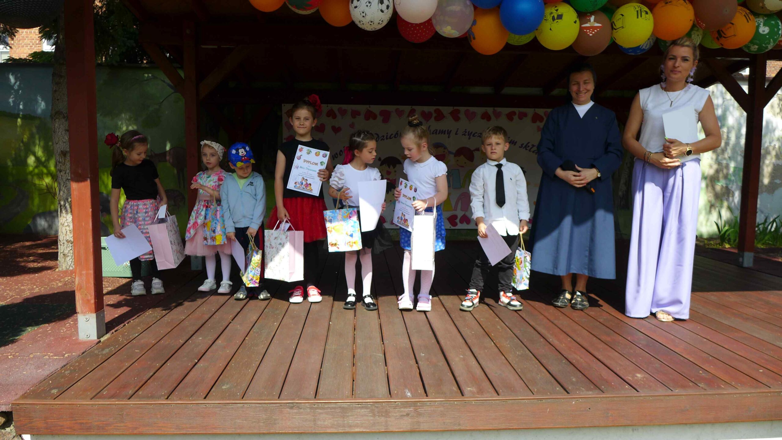 Dzieci stoją na scenie po rozdaniu nagród w konkursie