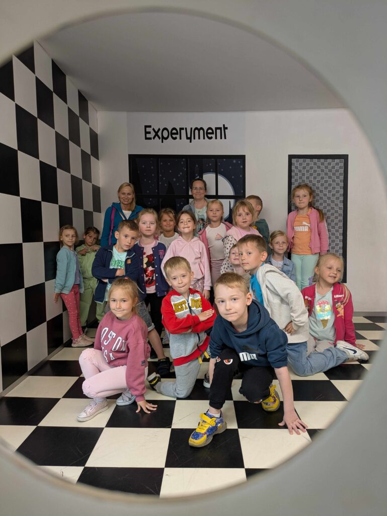 Grupa dzieci w pokoju ze zmienioną perspektywą