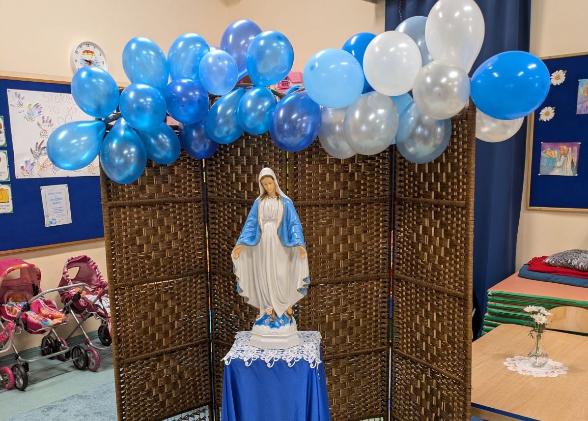 Figurka Maryi, nad nią balony