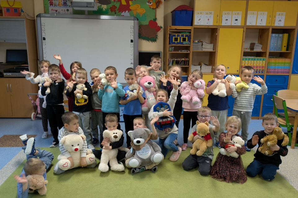 Grupa dzieci trzymających pluszowe misie