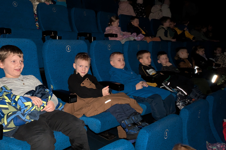 Dzieci siedzące w kinie