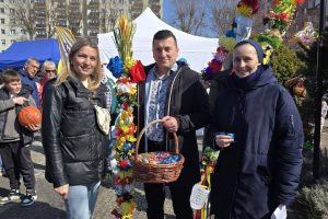 Pani trzymająca palmę wielkanocną, obok niej mężczyzna - przewodniczący Rady Miejskiej w Tczewie, obok niego siostra zakonna