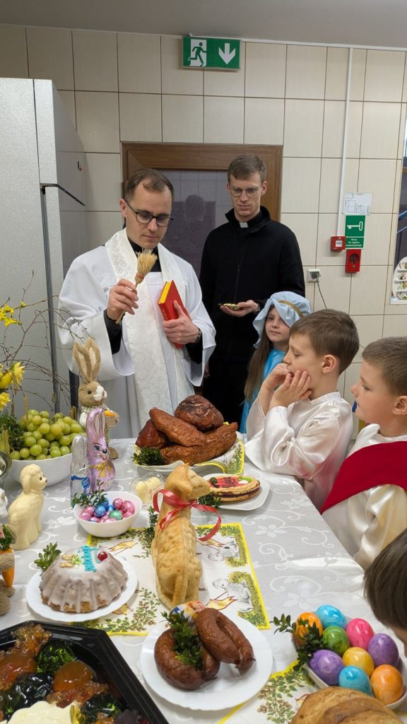 Kapłan i dzieci w czasie święcenia pokarmów