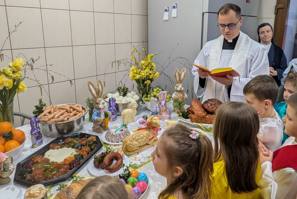 Kapłan i dzieci w czasie święcenia pokarmów
