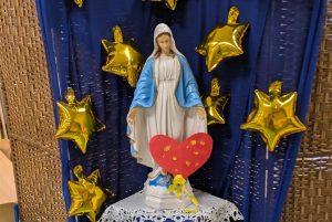 Figurka Maryi, pod nią serce z odciśniętymi paluszkami dzieci