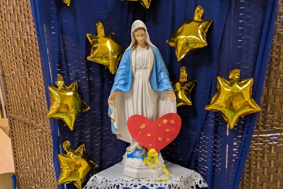 Figurka Maryi, pod nią serce z odciśniętymi paluszkami dzieci