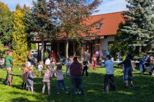 Ludzie tańczą w kole na trawie