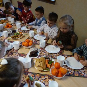 Róże Wigilia grupowa - wspólne spożywanie posiłku