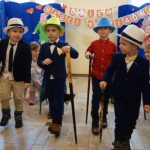 Tańczące dzieci przebrane za dziadków