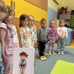 Czosnkowe wyzwanie Projektu witaminki, wykonanie przez dzieci ćwiczeń gimnastycznych prezentowanych na ilustracjach