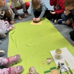 Czosnkowe wyzwanie Projektu witaminki, dzieci samodzielnie wyciskają czosnek