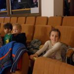 Festiwal muzyki filmowej, dzieci na widowni CkiS czekają na rozpoczęcie koncertu