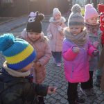 Warsztaty plastyczne Zainspirowani naturą w Fabryce Sztuk - dzieci szukają elementów naturalnych do pracy plastycznej