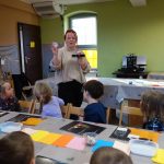 Warsztaty plastyczne Zainspirowani naturą w Fabryce Sztuk - dzieci przygotowują się do wykonania pracy plastycznej