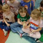 Zwierzęta egzotyczne - dzieci oglądają muszlę ślimaka afrykańskiego