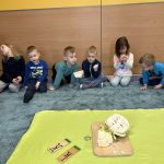 Projekt Witaminki - dzieci patrzą na kalafior