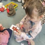 Projekt Mały Miś w świecie wielkiej literatury - dziewczynka wycina misia