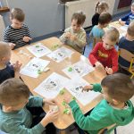 Projekt Witaminki - dzieci wyklejają bibułą rysunek kalafiora