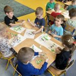 Projekt Witaminki - dzieci wyklejają bibułą rysunek kalafiora
