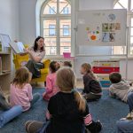 Stokrotki w Bibliotece - pani czyta książkę dzieciom
