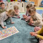 Dzień kolorowej skarpetki - dzieci wyszukują na planszy taką samą skarpetkę jak na obrazku