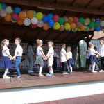 Dzieci tańczą w parach poleczkę