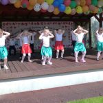 Dzieci tańczą rock and rolla