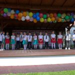 Dzieci stoją na scenie