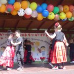 Dzieci tańczą w parach tango