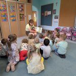 Mama pokazuje obrazki z książki dzieciom