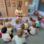 Mama czyta bajkę dzieciom z grupy