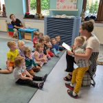 Mama czyta bajki grupie dzieci