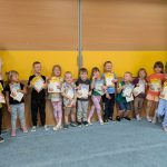 Dzieci wraz z Paniami. Dzieci trzymają w ręku dyplomy