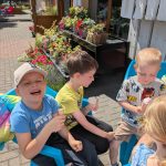 Dzieci jedzące lody