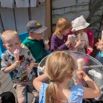 Dzieci jedzące lody