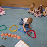 dzieci z liczmanami na dywanie