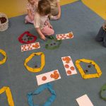 dzieci z liczmanami na dywanie