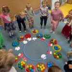 dzieci przeliczają piłki w obręczach