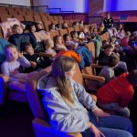 dzieci na widowni Centrum Kultury i sztuki