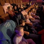 dzieci na widowni Centrum Kultury i sztuki