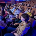 dzieci na widowni Centrum Kultury i Sztuki