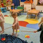 dzieci łowią rybki na dywanie