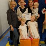 Uczestniczki konkursu wraz ze swoją rodziną i członkiem komisji konkursowej