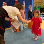 Pani Wicedyrektor wręcza dyplom uczestniczce konkursu