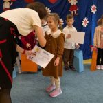 Pani Wicedyrektor wręcza dyplom uczestniczce konkursu