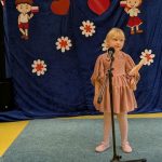 Dziewczynka śpiewa piosenkę