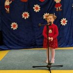 Dziewczynka śpiewa piosenkę