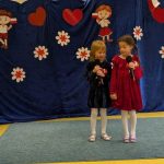 Dziewczynki śpiewają piosenkę