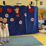 Dziewczynki śpiewają piosenkę