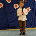 Chłopiec śpiewa piosenkę